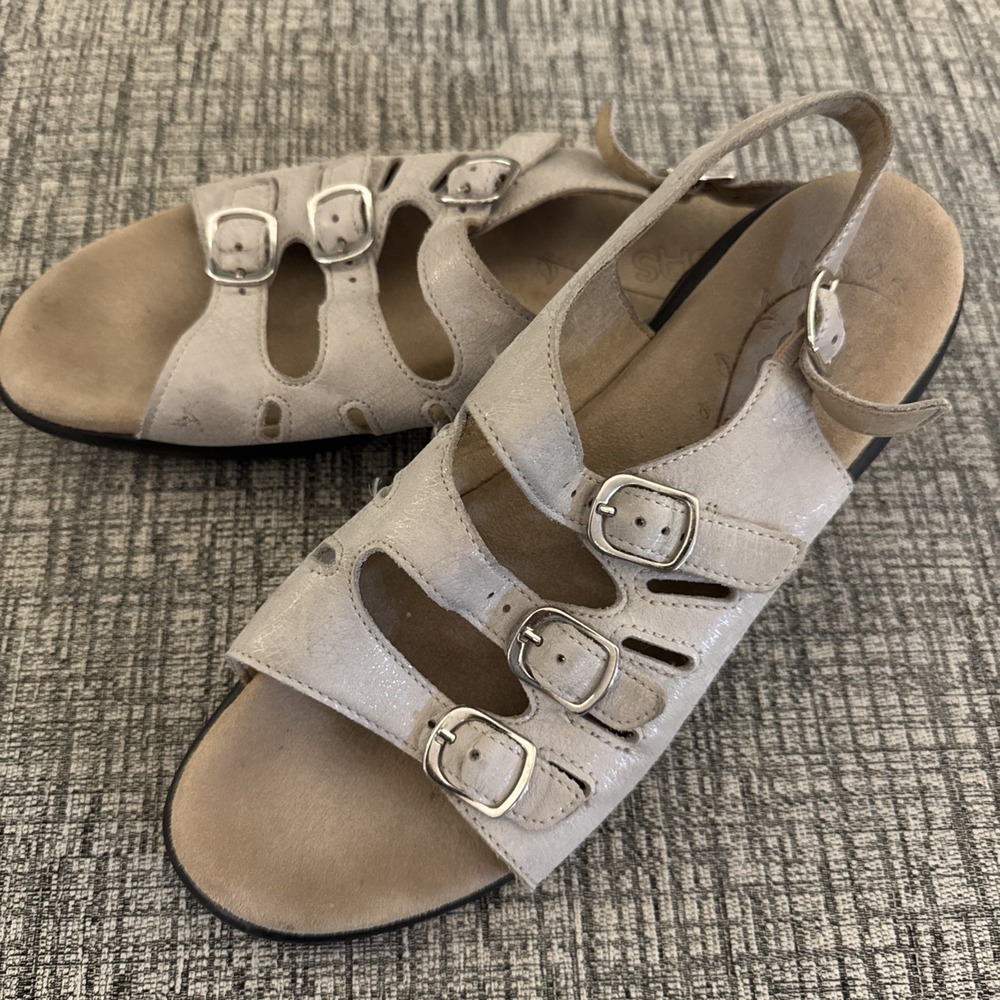 SAS San Antonio Shoemakers Women's Size 9.5 Taupe Leather Triple Buckle Sandal